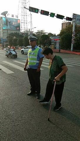 扶老人过马路图片,共筑文明——扶老人过马路的温馨瞬间