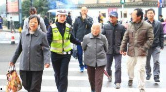 扶老人过马路图片,共筑文明——扶老人过马路的温馨瞬间